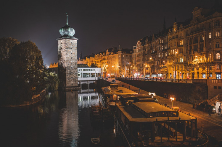 FOTOGALERIE: Vydejte se na procházku večerní Prahou. Z Václaváku přes Karlův most až na Hrad