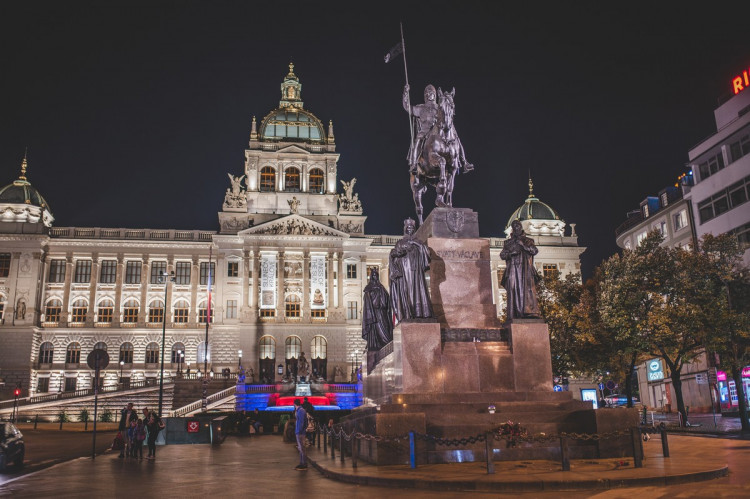 FOTOGALERIE: Vydejte se na procházku večerní Prahou. Z Václaváku přes Karlův most až na Hrad