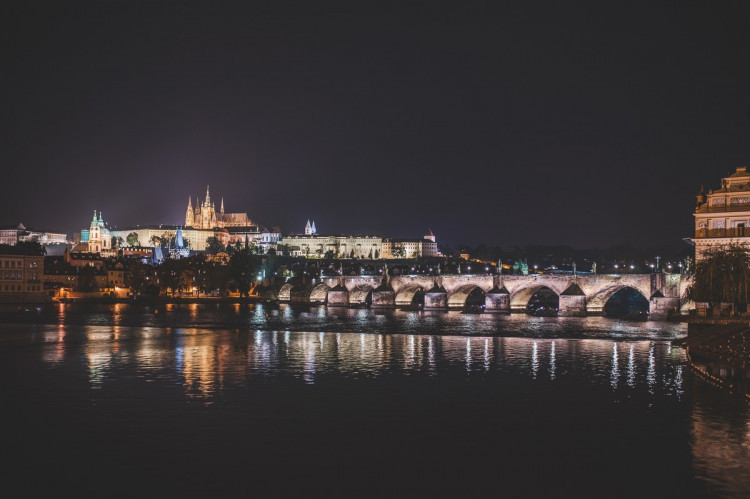FOTOGALERIE: Vydejte se na procházku večerní Prahou. Z Václaváku přes Karlův most až na Hrad
