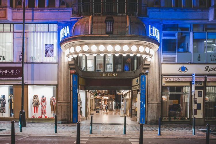 FOTOGALERIE: Vydejte se na procházku večerní Prahou. Z Václaváku přes Karlův most až na Hrad