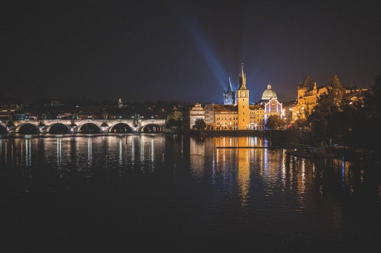 FOTOGALERIE: Vydejte se na procházku večerní Prahou. Z Václaváku přes Karlův most až na Hrad