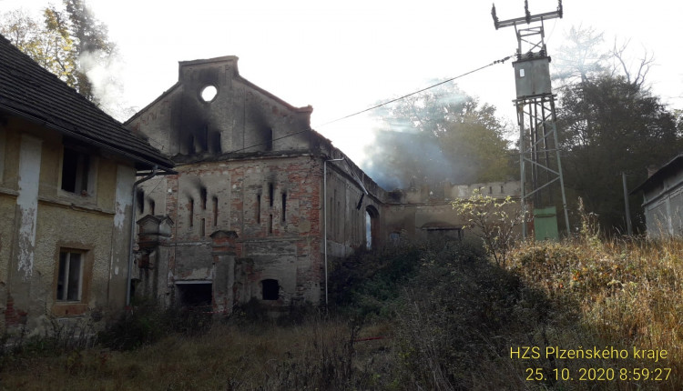 FOTOGALERIE: Požár zemědělského objektu