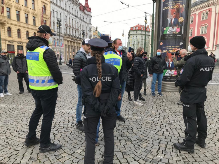 FOTOGALERIE: Vláda likviduje životy, naše práva a naši zem, znělo na demonstraci v Praze
