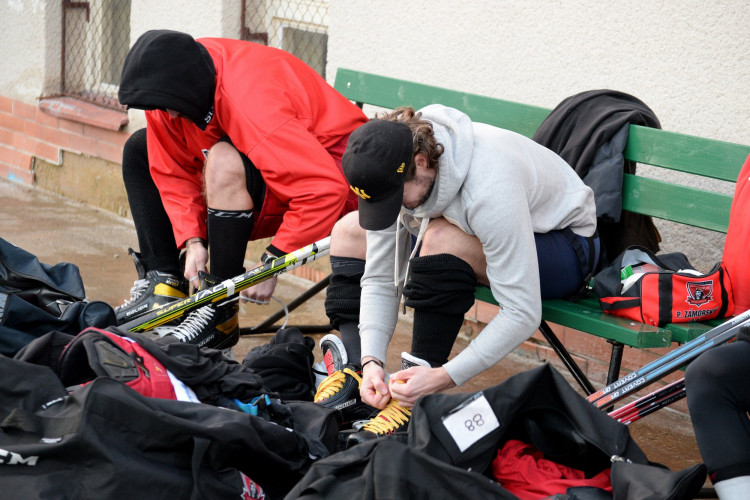 GALERIE: První trénink Mountfieldu na venkovním ledě v Dobříši