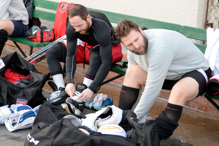 GALERIE: První trénink Mountfieldu na venkovním ledě v Dobříši