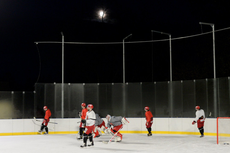 GALERIE: První trénink Mountfieldu na venkovním ledě v Dobříši