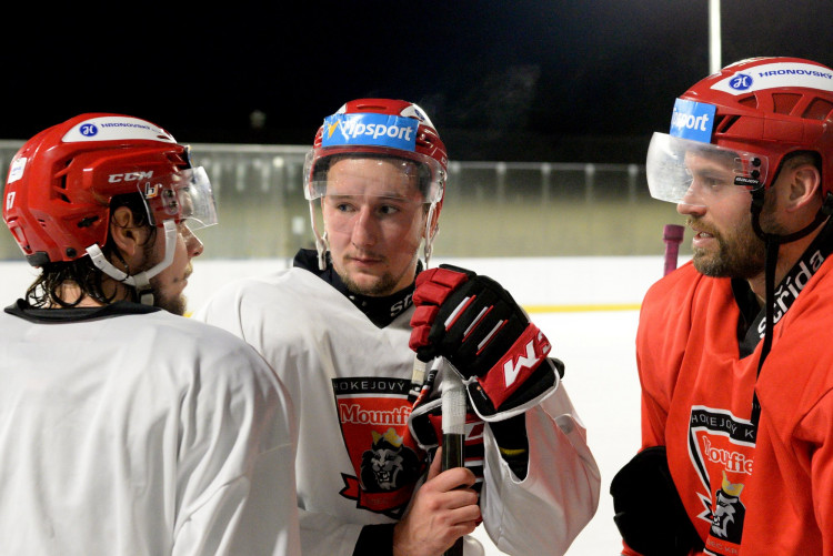 GALERIE: První trénink Mountfieldu na venkovním ledě v Dobříši