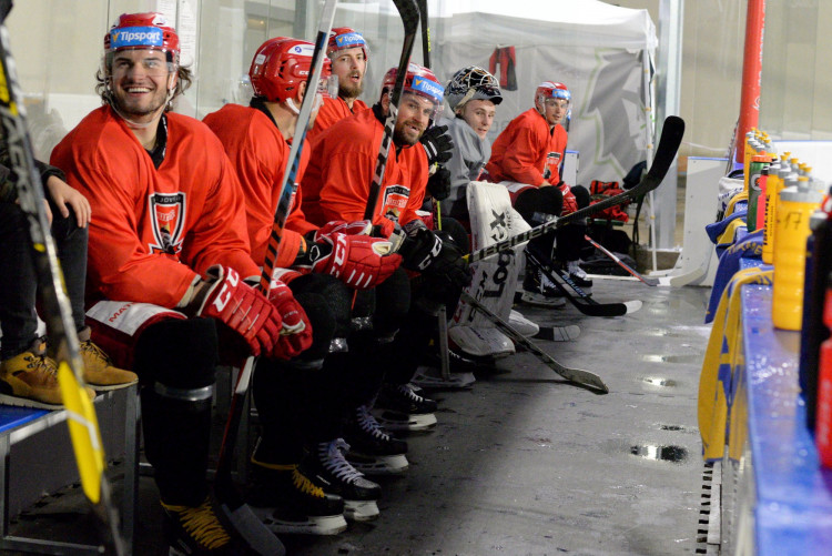 GALERIE: První trénink Mountfieldu na venkovním ledě v Dobříši