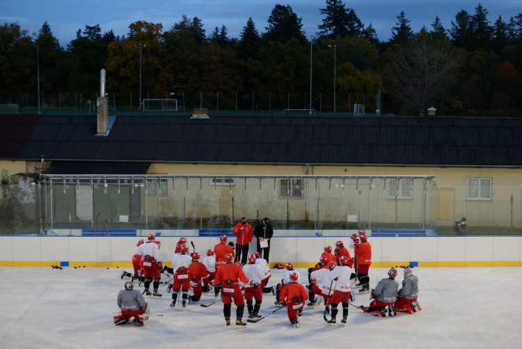 GALERIE: První trénink Mountfieldu na venkovním ledě v Dobříši
