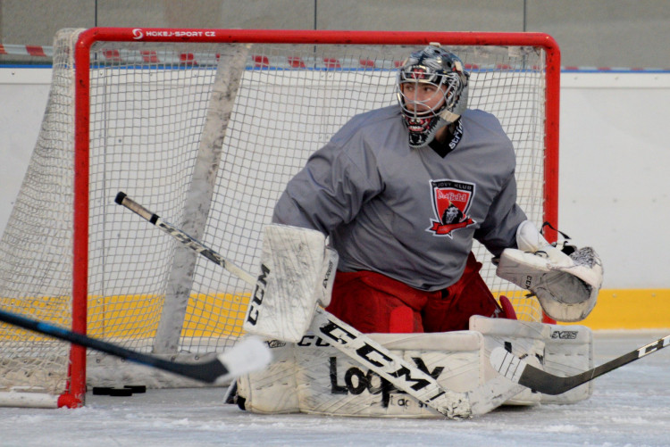 GALERIE: První trénink Mountfieldu na venkovním ledě v Dobříši