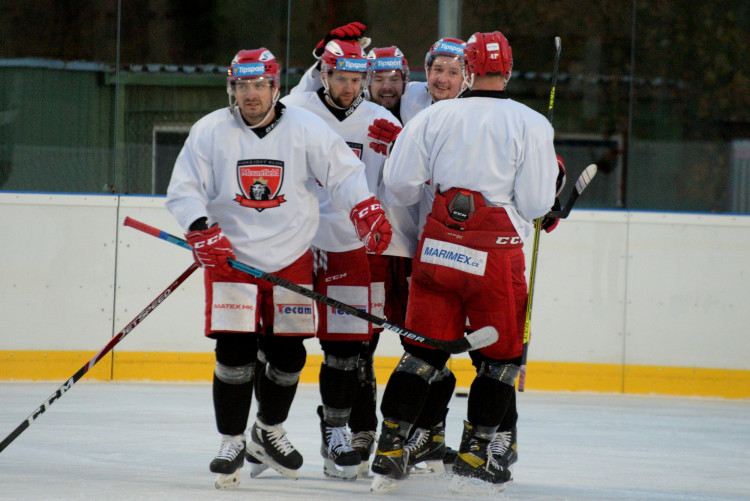 GALERIE: První trénink Mountfieldu na venkovním ledě v Dobříši