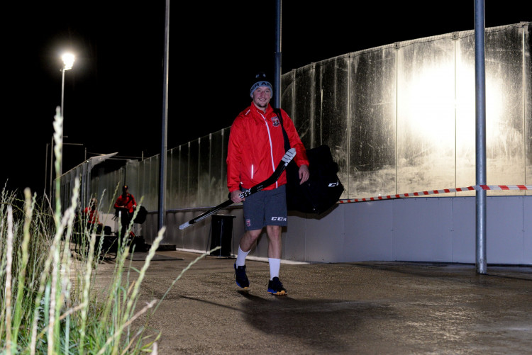 GALERIE: První trénink Mountfieldu na venkovním ledě v Dobříši