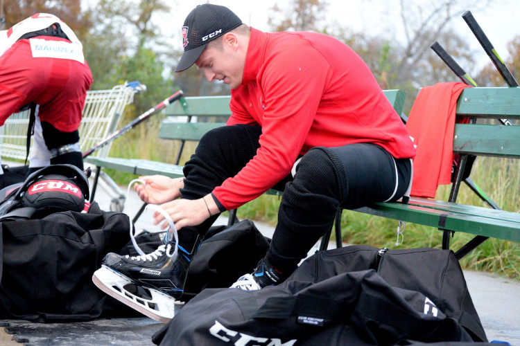 GALERIE: První trénink Mountfieldu na venkovním ledě v Dobříši