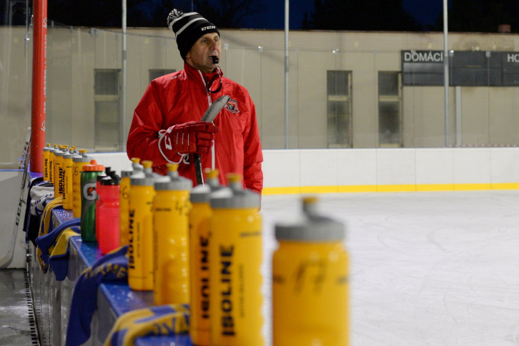 GALERIE: První trénink Mountfieldu na venkovním ledě v Dobříši