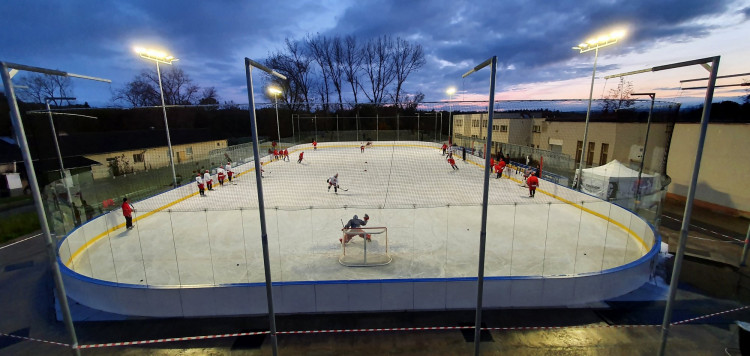 GALERIE: První trénink Mountfieldu na venkovním ledě v Dobříši