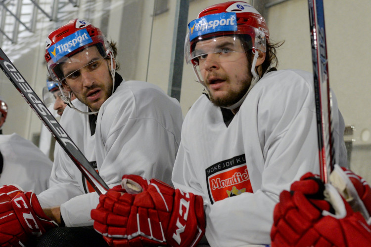 GALERIE: První trénink Mountfieldu na venkovním ledě v Dobříši