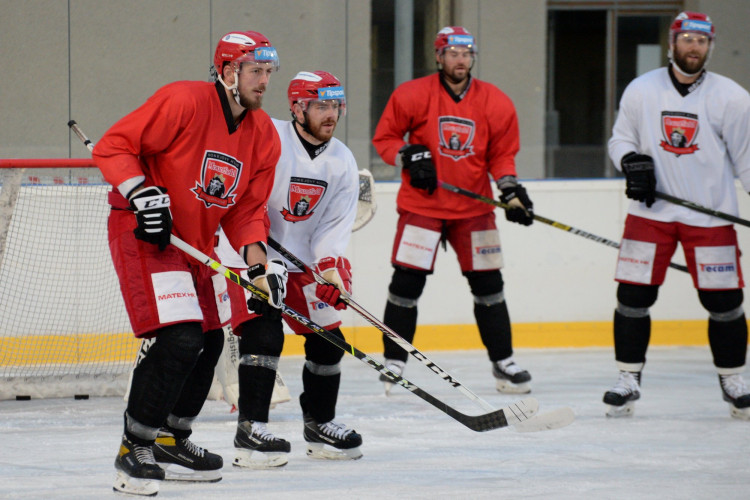 GALERIE: První trénink Mountfieldu na venkovním ledě v Dobříši