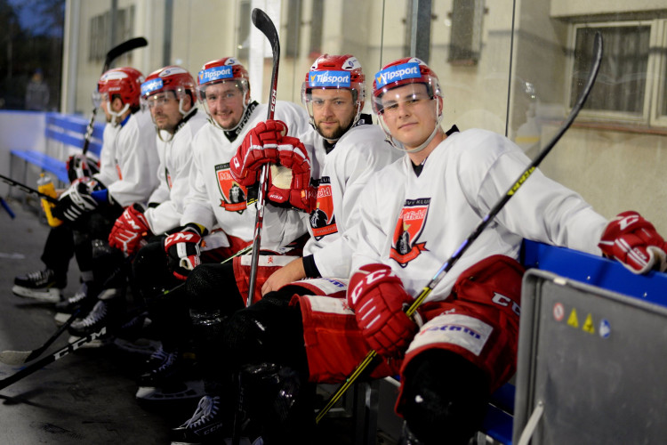 GALERIE: První trénink Mountfieldu na venkovním ledě v Dobříši