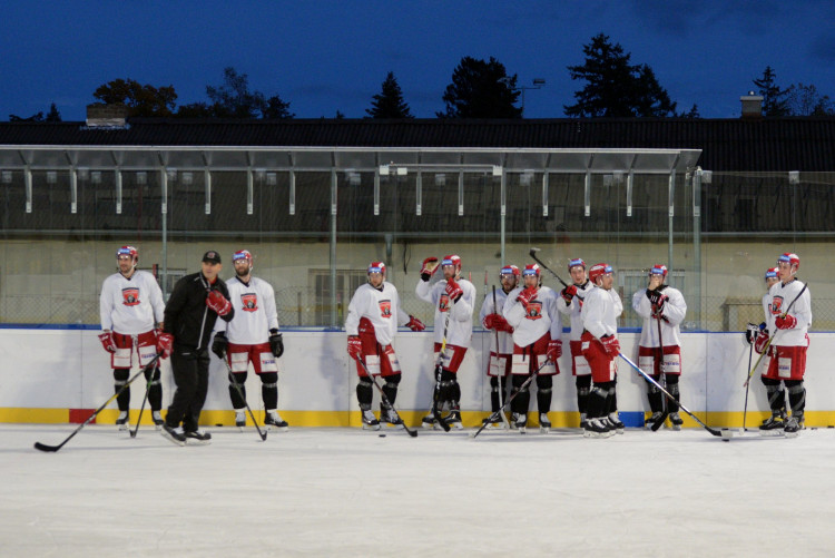 GALERIE: První trénink Mountfieldu na venkovním ledě v Dobříši