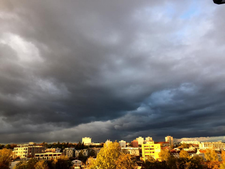 FOTOGALERIE: Jaký výhled z okna mají Pražané? Odpadky, parkoviště i krásné západy slunce