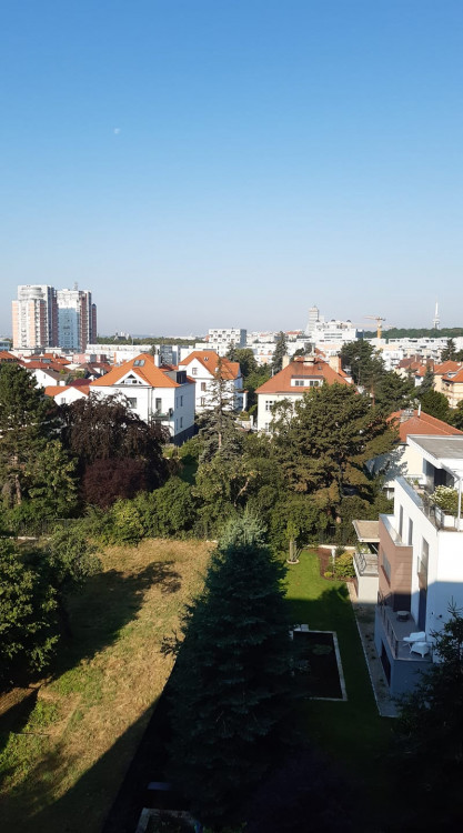 FOTOGALERIE: Jaký výhled z okna mají Pražané? Odpadky, parkoviště i krásné západy slunce