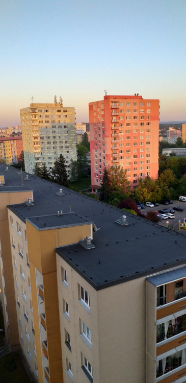 FOTOGALERIE: Jaký výhled z okna mají Pražané? Odpadky, parkoviště i krásné západy slunce