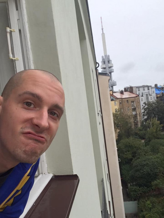 FOTOGALERIE: Jaký výhled z okna mají Pražané? Odpadky, parkoviště i krásné západy slunce