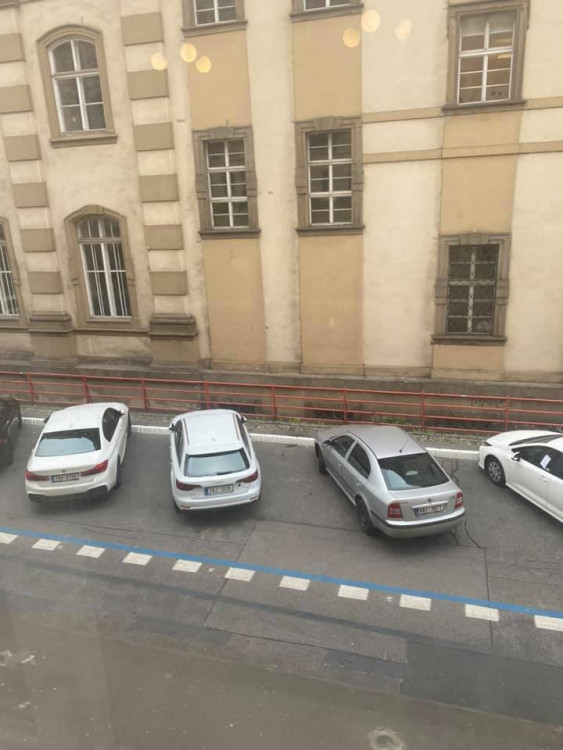 FOTOGALERIE: Jaký výhled z okna mají Pražané? Odpadky, parkoviště i krásné západy slunce