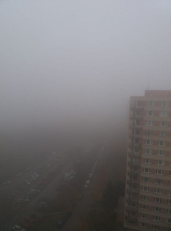 FOTOGALERIE: Jaký výhled z okna mají Pražané? Odpadky, parkoviště i krásné západy slunce