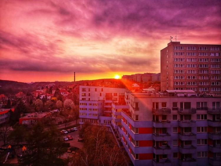 FOTOGALERIE: Jaký výhled z okna mají Pražané? Odpadky, parkoviště i krásné západy slunce