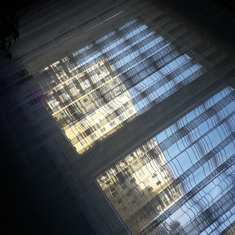 FOTOGALERIE: Jaký výhled z okna mají Pražané? Odpadky, parkoviště i krásné západy slunce