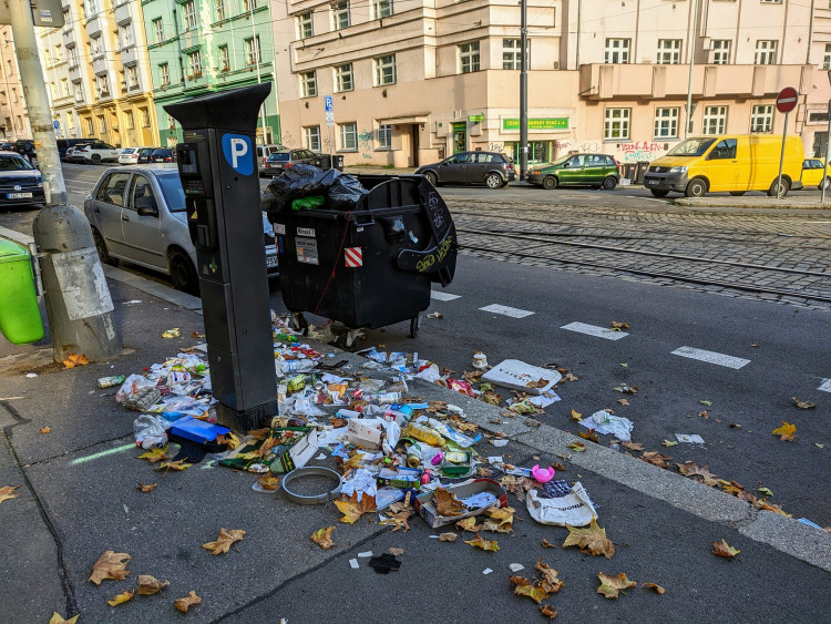 FOTOGALERIE: Jaký výhled z okna mají Pražané? Odpadky, parkoviště i krásné západy slunce