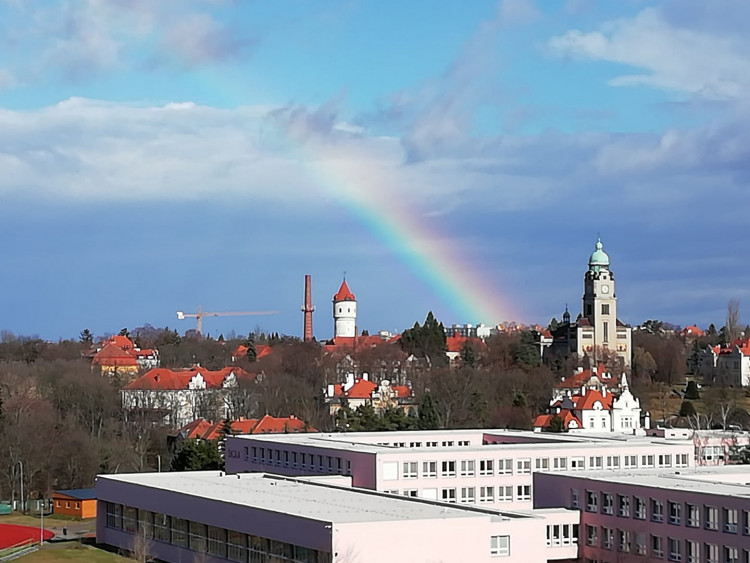 FOTOGALERIE: Jaký výhled z okna mají Pražané? Odpadky, parkoviště i krásné západy slunce