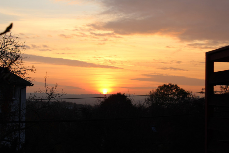 FOTOGALERIE: Jaký výhled z okna mají Pražané? Odpadky, parkoviště i krásné západy slunce