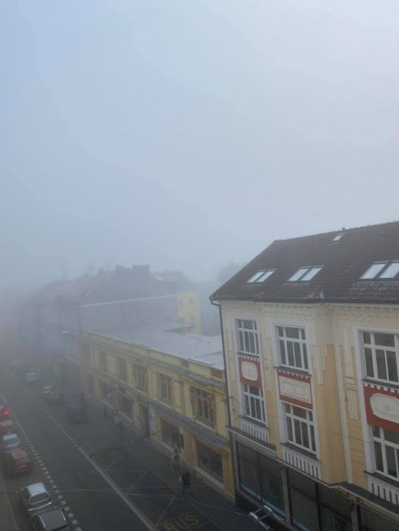 FOTOGALERIE: Jaký výhled z okna mají Pražané? Odpadky, parkoviště i krásné západy slunce