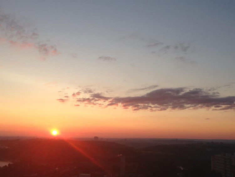 FOTOGALERIE: Jaký výhled z okna mají Pražané? Odpadky, parkoviště i krásné západy slunce