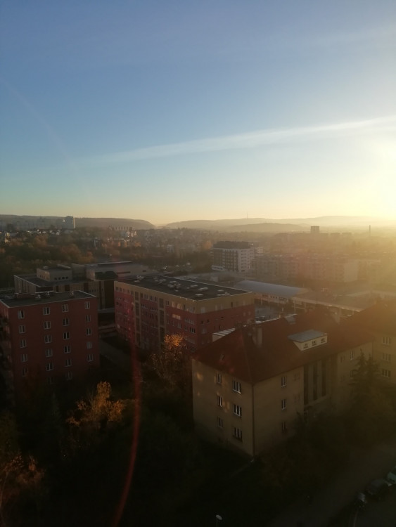 FOTOGALERIE: Jaký výhled z okna mají Pražané? Odpadky, parkoviště i krásné západy slunce