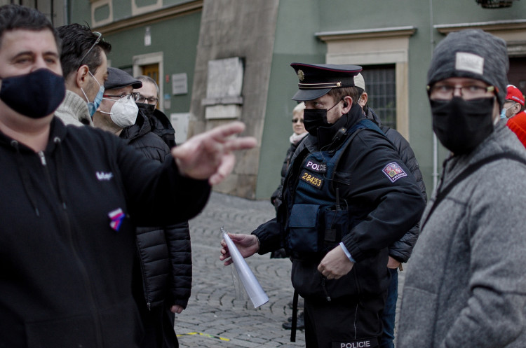 Demonstrace za zrušení opatření proti koronaviru, Zelný trh, 17. listopadu 2020. autor: Petr Bezděk