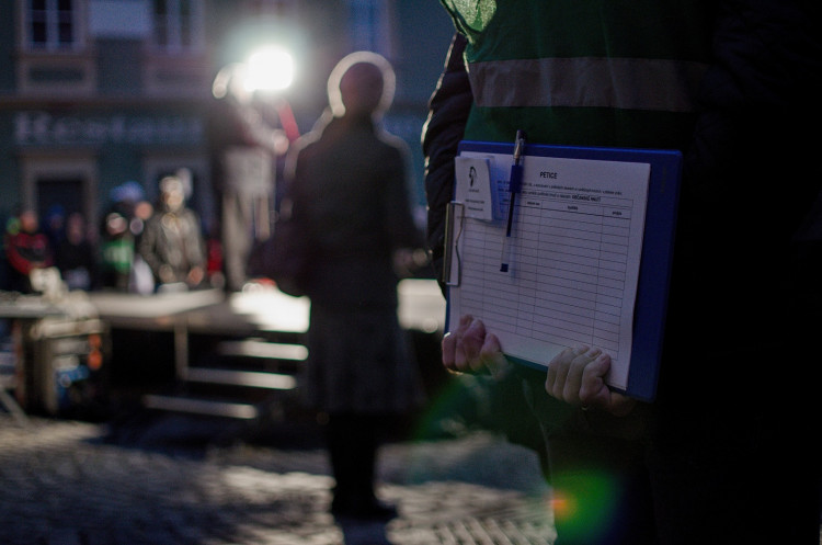 Demonstrace za zrušení opatření proti koronaviru, Zelný trh, 17. listopadu 2020. autor: Petr Bezděk