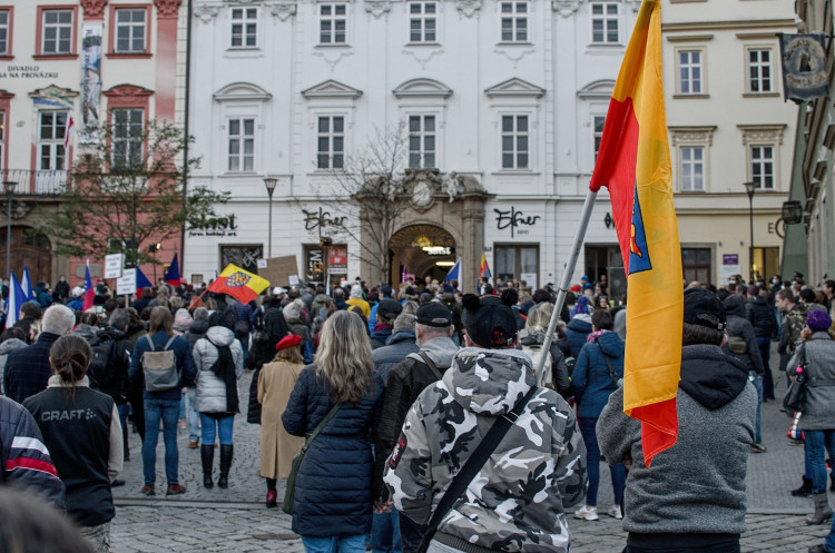 Demonstrace za zrušení opatření proti koronaviru, Zelný trh, 17. listopadu 2020. autor: Petr Bezděk