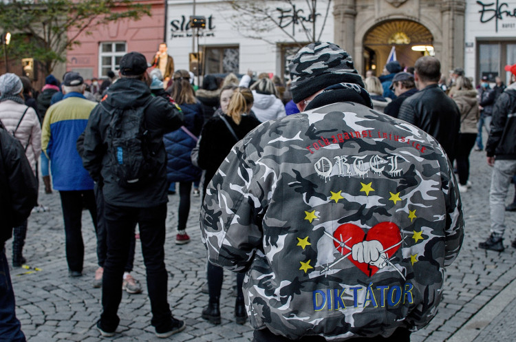 Demonstrace za zrušení opatření proti koronaviru, Zelný trh, 17. listopadu 2020. autor: Petr Bezděk