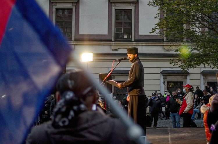 Demonstrace za zrušení opatření proti koronaviru, Zelný trh, 17. listopadu 2020. autor: Petr Bezděk