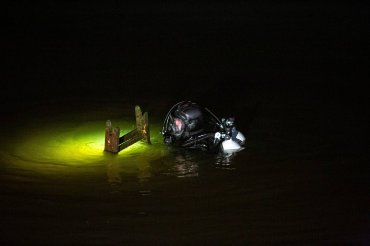 V Černožicích sjelo auto do rybníka. Vytáhnout ho musel potápěč