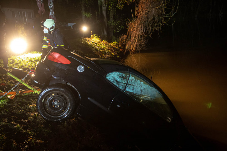 V Černožicích sjelo auto do rybníka. Vytáhnout ho musel potápěč