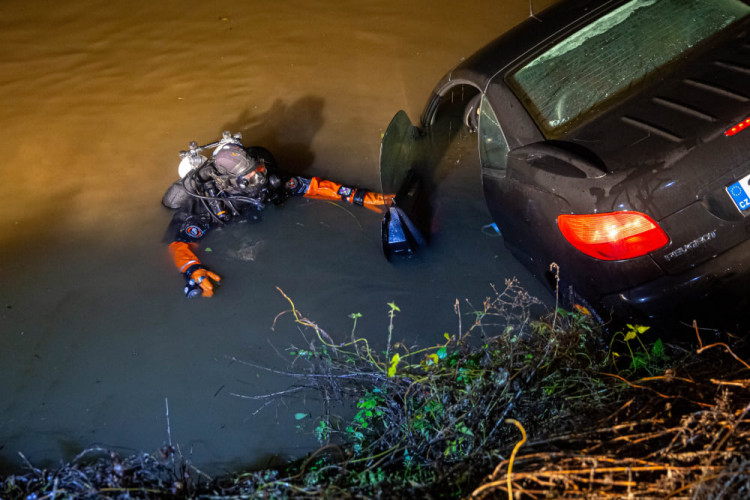 V Černožicích sjelo auto do rybníka. Vytáhnout ho musel potápěč