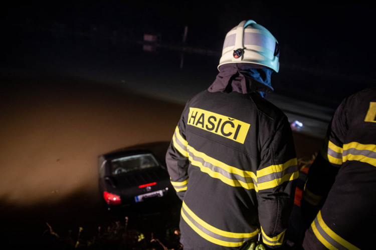 V Černožicích sjelo auto do rybníka. Vytáhnout ho musel potápěč
