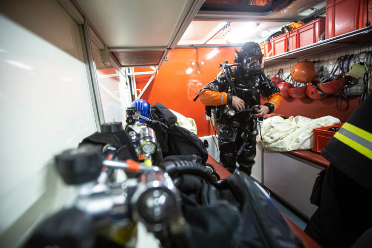 V Černožicích sjelo auto do rybníka. Vytáhnout ho musel potápěč