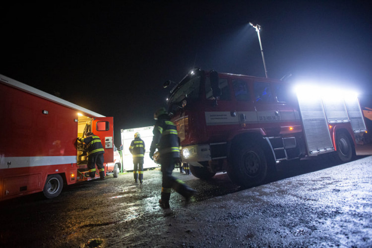 V Černožicích sjelo auto do rybníka. Vytáhnout ho musel potápěč