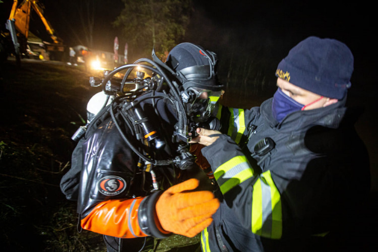 V Černožicích sjelo auto do rybníka. Vytáhnout ho musel potápěč