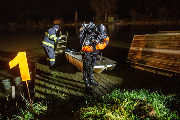 V Černožicích sjelo auto do rybníka. Vytáhnout ho musel potápěč